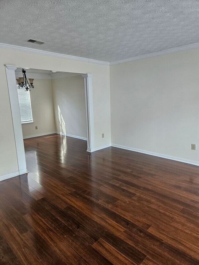 Building Photo - Spacious 3 Bedroom 2.5 Bath Home