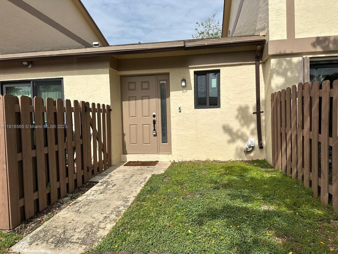 Foto principal - 2950 NW 106th Ave