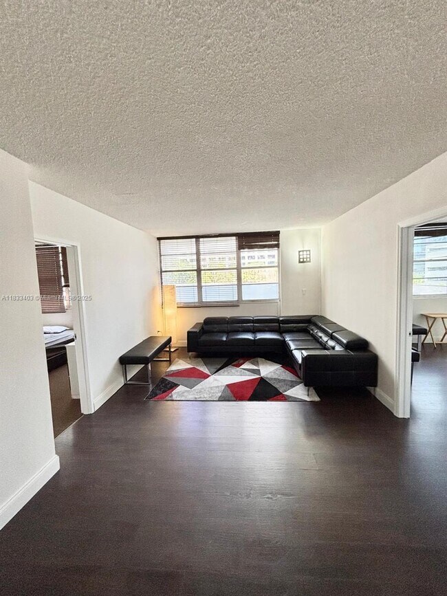 Building Photo - 801 Brickell Bay Dr