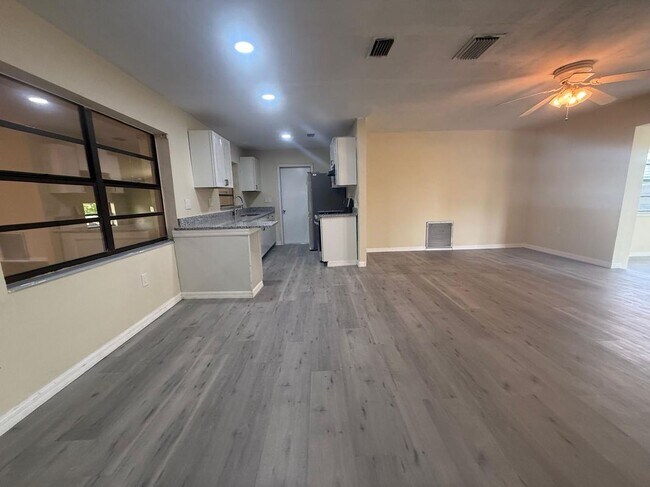 Foto del edificio - 329 W Arlington St