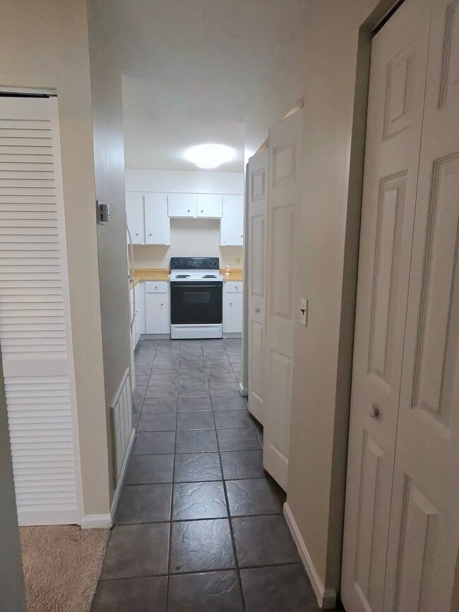 Building Photo - 130 Pointe S Dr