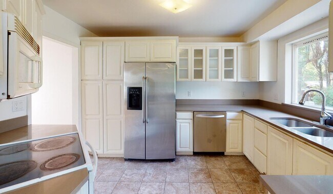 Foto del edificio - Room in 6 Bedroom Home at 3713 SE 153rd Ave