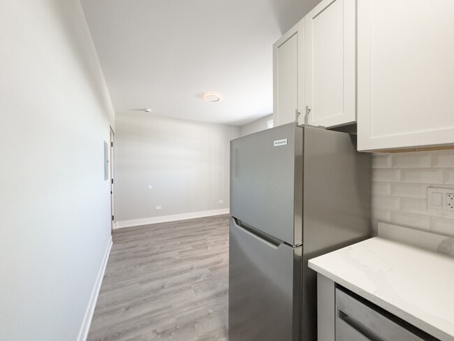 Foto del edificio - 545 W Belmont Ave