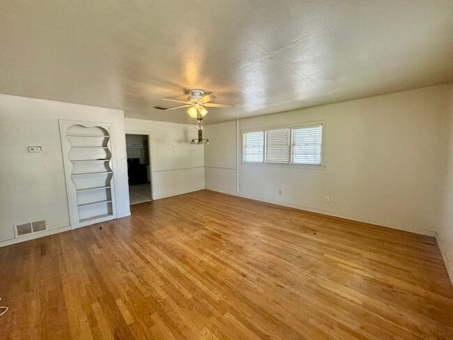 Building Photo - MOVE IN SPECIAL * Spacious 3 Bedroom Home ...