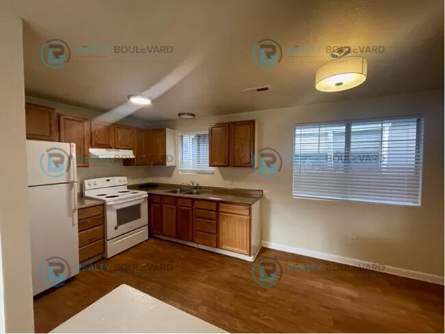 Building Photo - Enter a cozy one-bedroom, one-bath apartme...