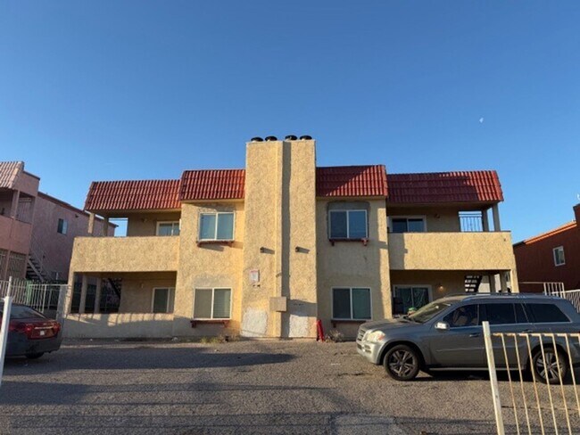 Foto del edificio - 2 BEDROOM 2 BATH, SECOND FLOOR UNIT, COMPLETELY RENOVATED, NEAR NELLIS AFB!