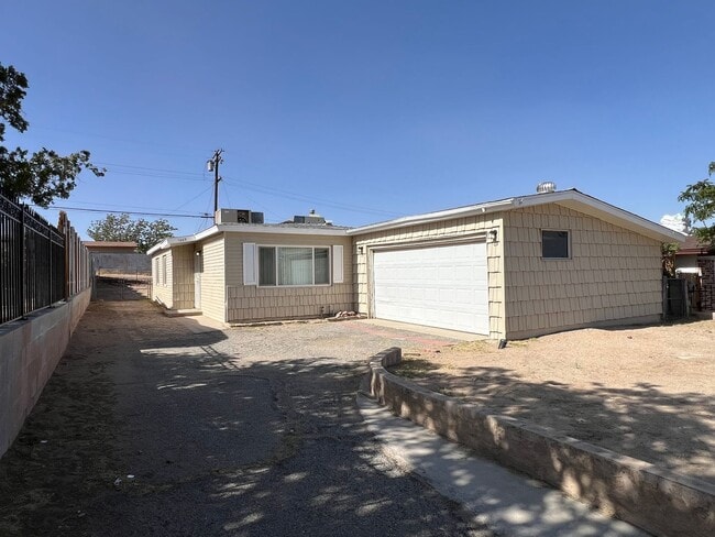 Building Photo - 3 Bedroom 2 Bathroom House Located Near Ca...