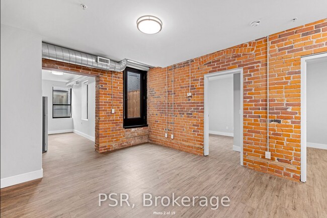 Photo du bâtiment - 2870 Dundas St W