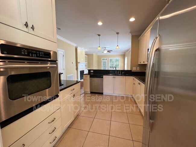 Building Photo - 2210 Westdale Dr