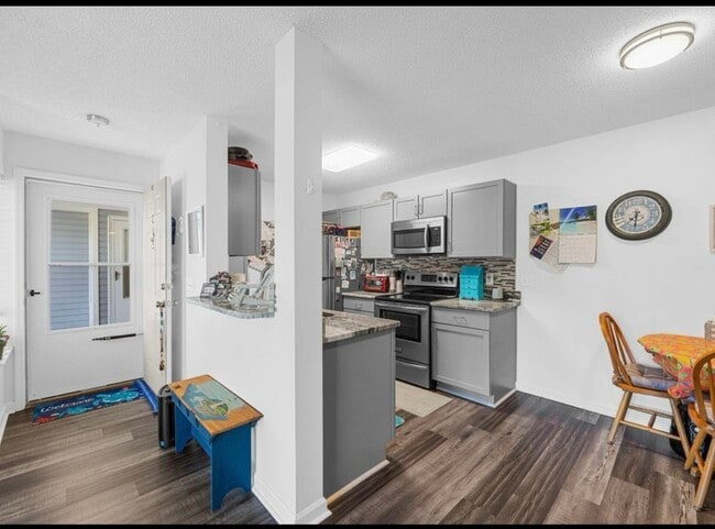Foto del edificio - 8775 Chandler Dr