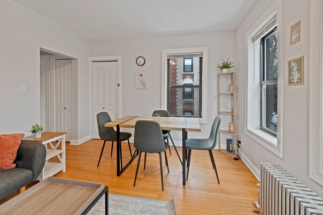 Foto del edificio - 6441 N Hamilton Ave