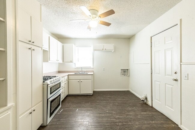Building Photo - Welcome to this Cozy Home!