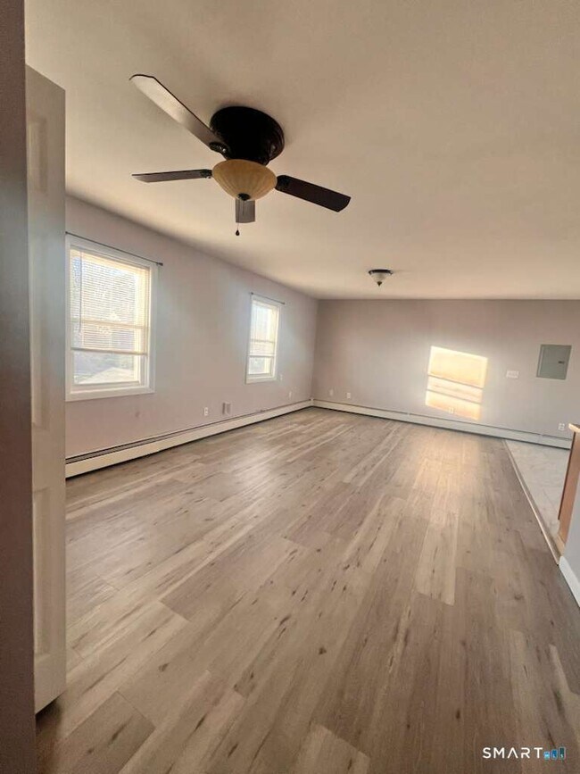 Foto del edificio - 244 Walsh Ave