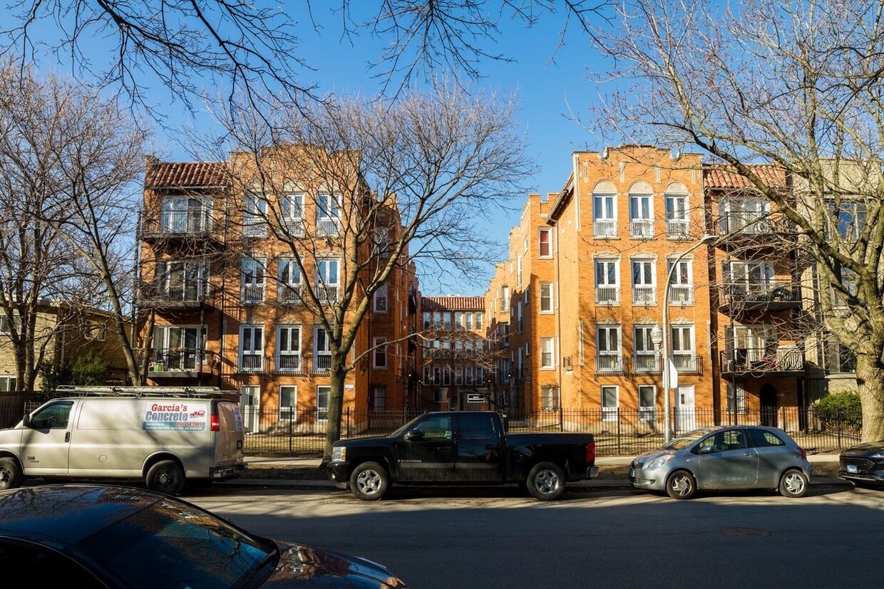 Primary Photo - 1638 W Greenleaf Ave