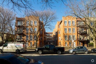 Building Photo - 1638 W Greenleaf Ave