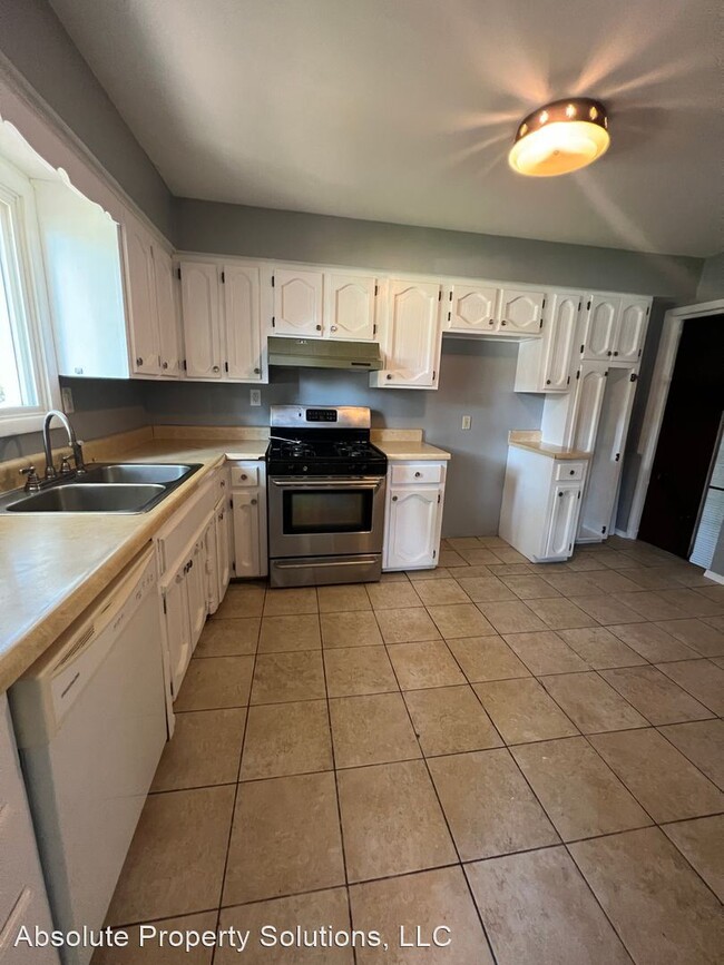 Building Photo - 3 br, 2 bath House - 2232 N Weller Ave