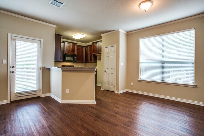 Foto del edificio - 417B Castleridge Dr