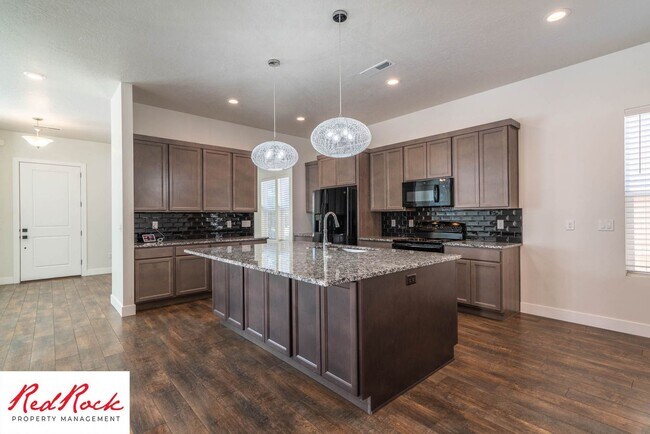 Building Photo - Stunning 4 Bedroom Home in Desert Color. I...