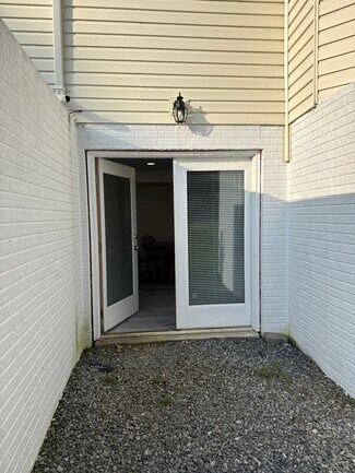 Building Photo - 1042 Laurel Grove Rd