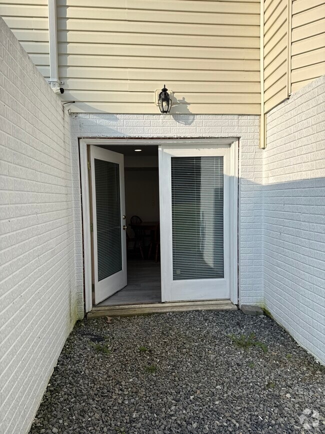 Building Photo - 1042 Laurel Grove Rd