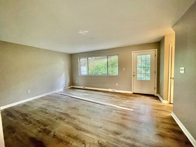Foto del edificio - 1391-1393 Hazlett Rd - (05118)