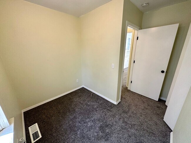 Building Photo - F434