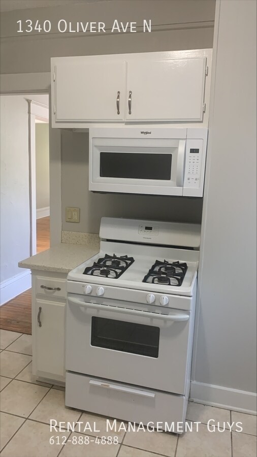 Building Photo - Large 3 Bedroom! Ready to Rent!