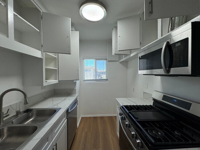 Foto del edificio - 6632 Darby Ave