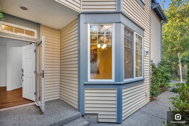 Building Photo - 4608 NE 6th Pl