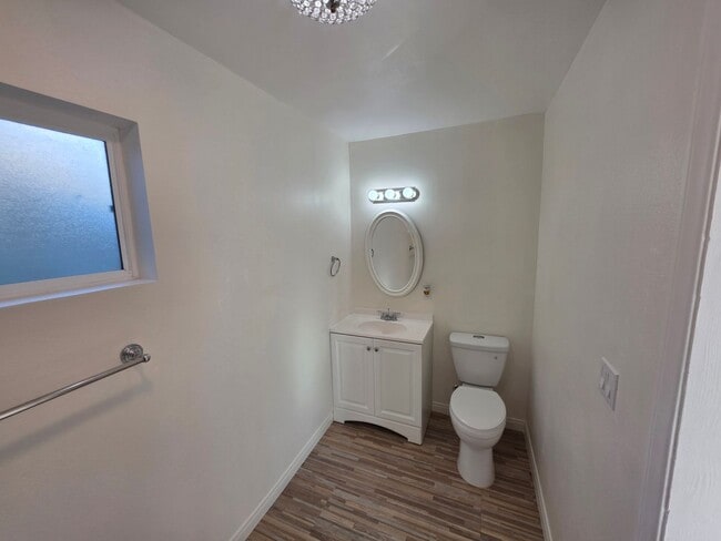 Building Photo - 524 W Greenwood Ave