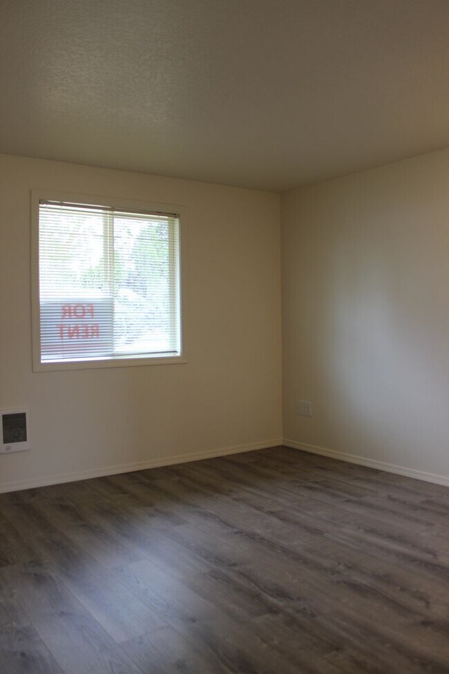 Building Photo - 3 bed single level home in SE Hillsboro