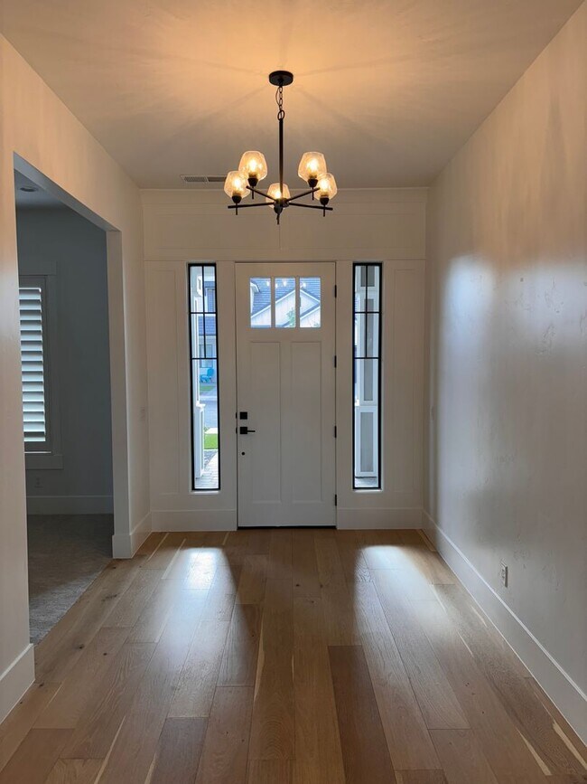 Building Photo - Gorgeous 5 Bed | 3 Bath | 3 Car Garage off...