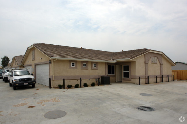 Foto del edificio - Twin Pines Apartments