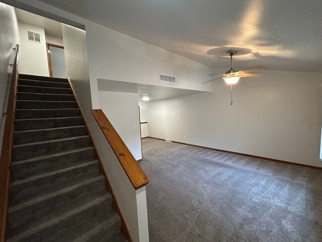 Foto del edificio - 2 bedroom, 1.5 bath Townhouse style apartment