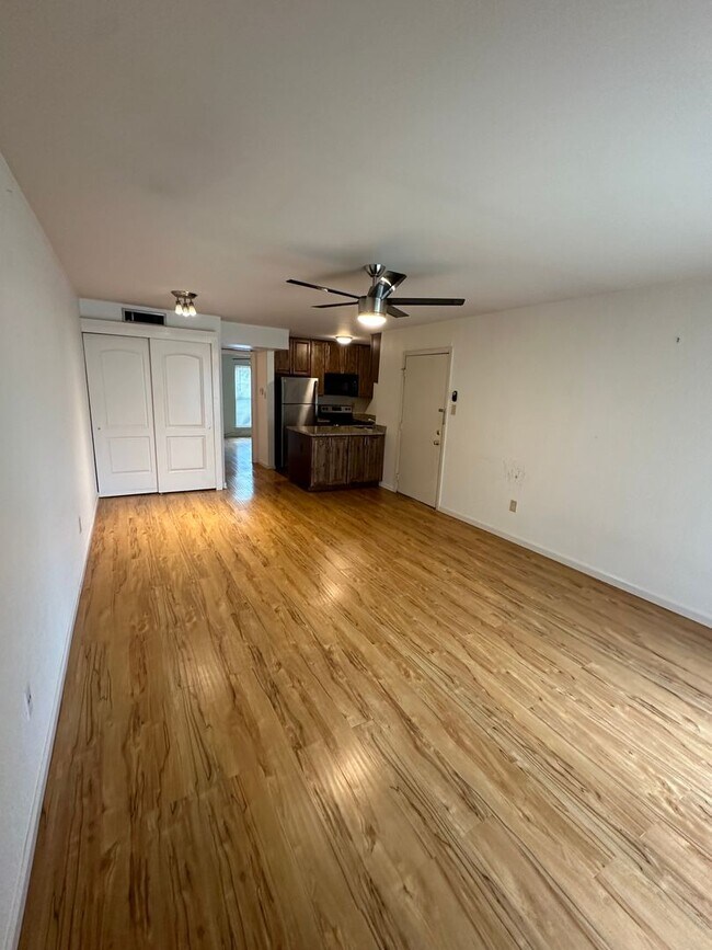 Building Photo - 1BD/1BA Condo located on the Germantown/Me...