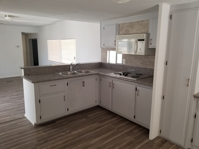 Building Photo - Newly Remodeled 2 Bedroom Mobile Home in B...