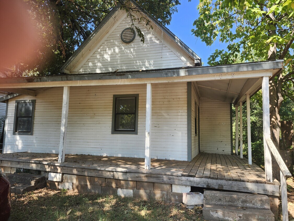 Primary Photo - 1018 W Logan Ave
