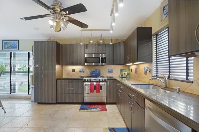 Foto del edificio - 20320 Bel Aire Dr