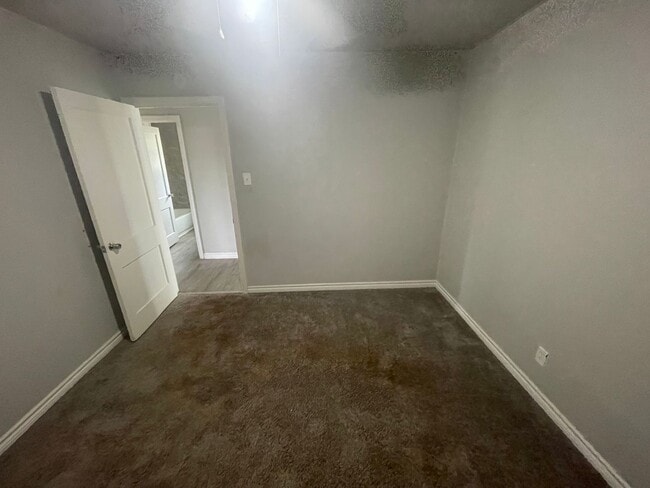 Building Photo - 1402 Park Ave