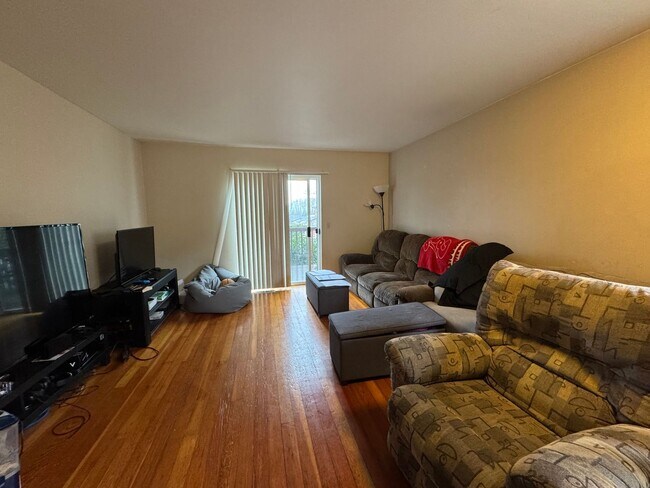 Building Photo - 3 Bed 1.5 Bath Townhouse w/ Garage Close t...