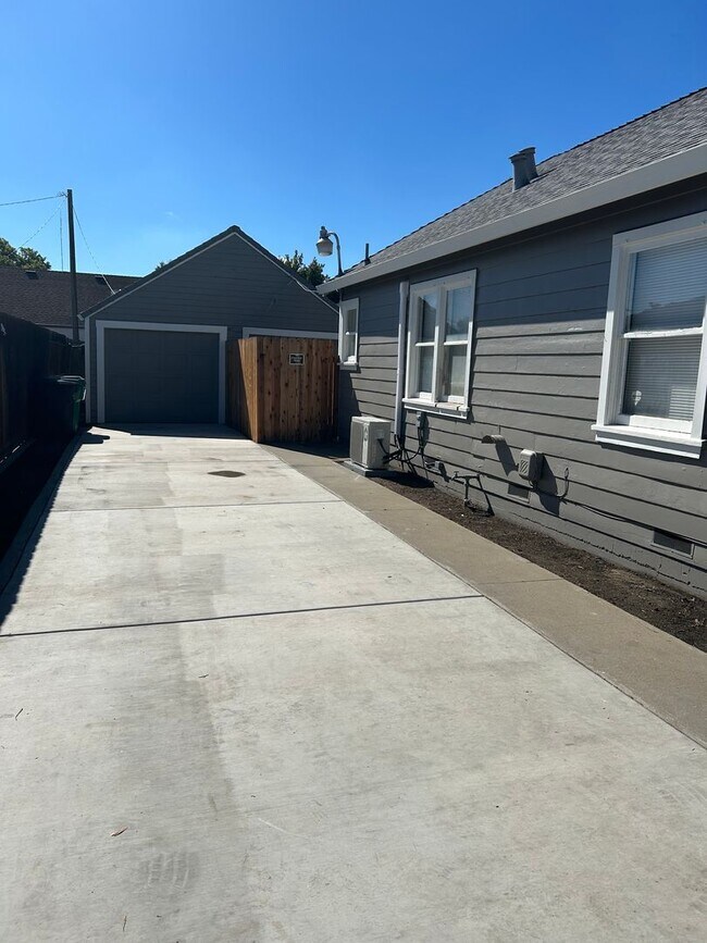 Foto del edificio - Newly Updated 2 Bed/1 Bath Home