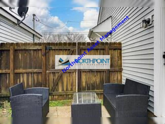 Building Photo - Adorable Bungalow with Fenced Yard