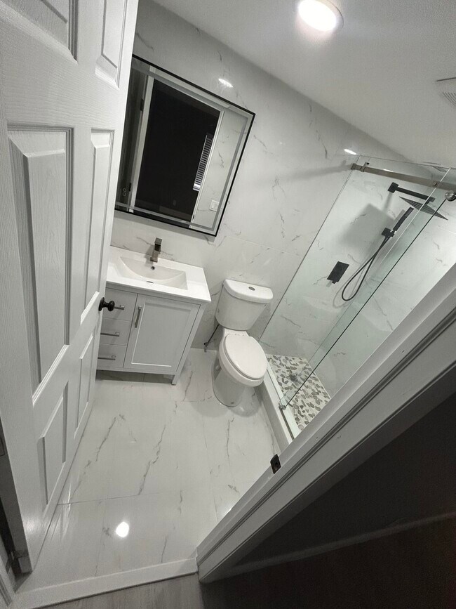 Foto del edificio - 6361 N Falls Cir Dr