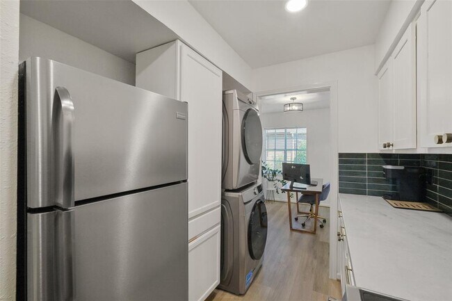 Foto del edificio - 11550 Chimney Rock Rd