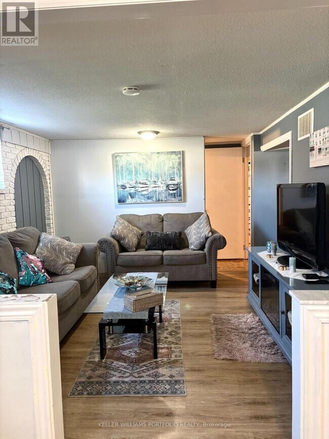 Photo du bâtiment - 7841 Martin Grove Rd