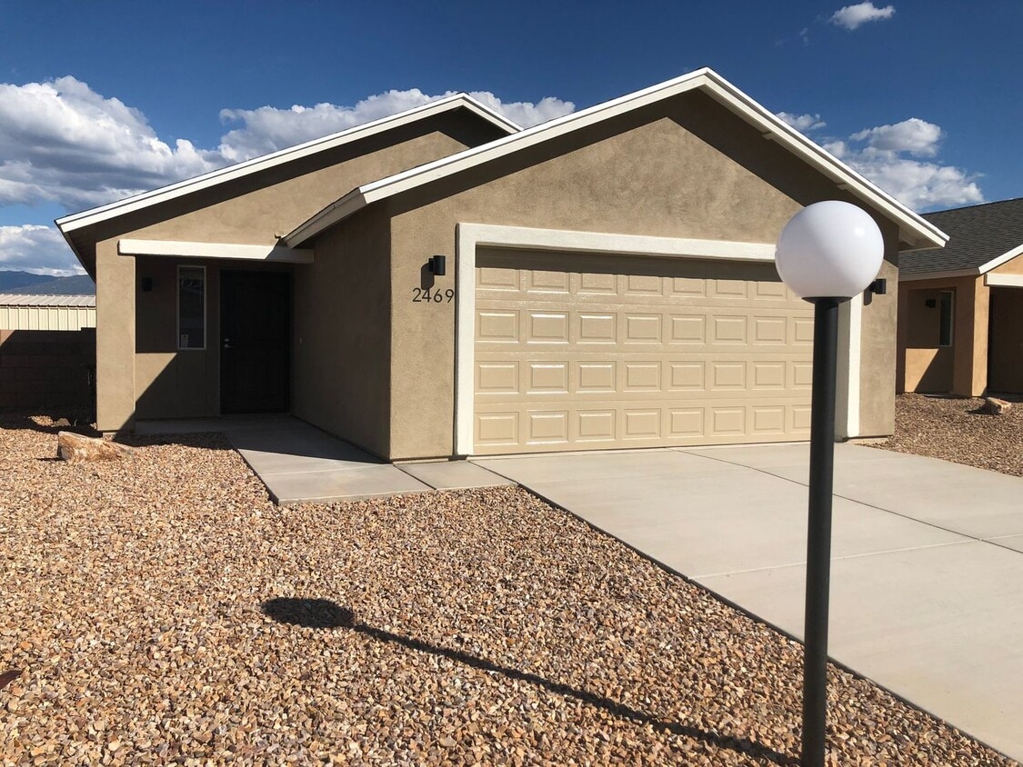 Primary Photo - 2469 S Clovis Place-