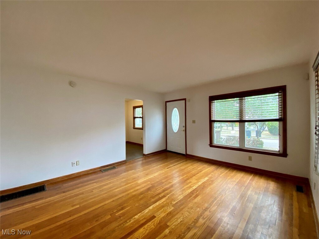 1881 17th St SW Akron, OH 44314 – photo 2