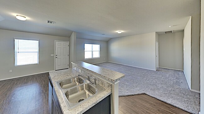 Foto del edificio - Very Nice 4 Bedroom 2 Bath Home in Yukon Schools.