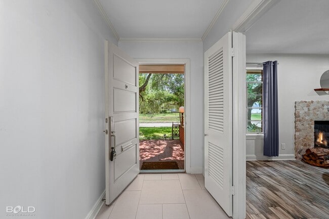 Foto del edificio - UPDATED MID-CENTURY MODERN HOME WITH SPECIAL CHARACTER