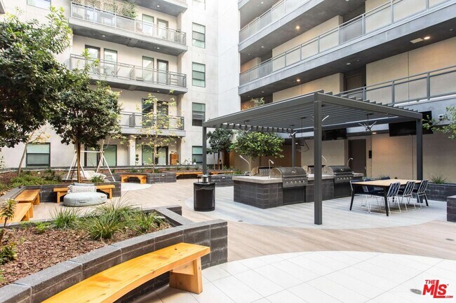Foto del edificio - 6606 Variel Ave